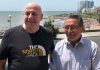 El aviador Carlos Cachón y un ex soldado británico, en un emotivo encuentro en Mar del Plata