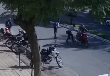 El agente de tránsito intento detenerlo con un manotazo y generó la caída.