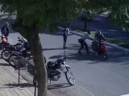 El agente de tránsito intento detenerlo con un manotazo y generó la caída.