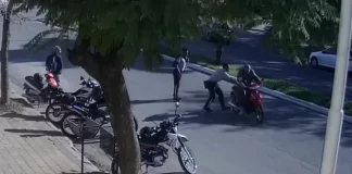 El agente de tránsito intento detenerlo con un manotazo y generó la caída.