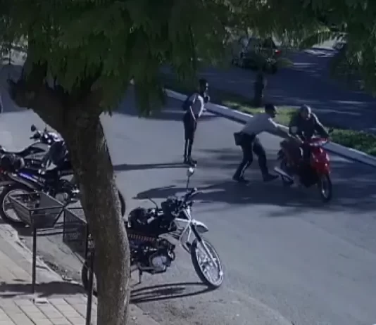 El agente de tránsito intento detenerlo con un manotazo y generó la caída.
