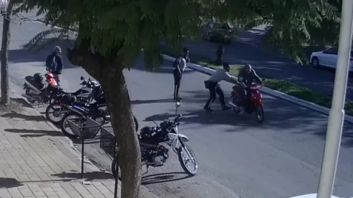 El agente de tránsito intento detenerlo con un manotazo y generó la caída.